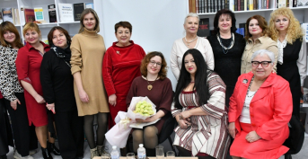 On March 6, 2024, on the eve of the International Women’s Day, a meeting took place in the Central City Library named after M. M. Kotsiubynskyi with writer Olena Pecherna. 